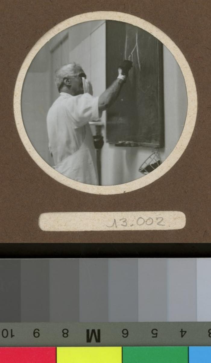 Le Dr. César Roux dessinant un croquis au tableau noir, lors d'un de ces cours dans l'auditoire de médecine.
