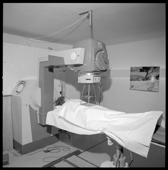 Appareil de radiologie: bombe Cobalt avec patient.