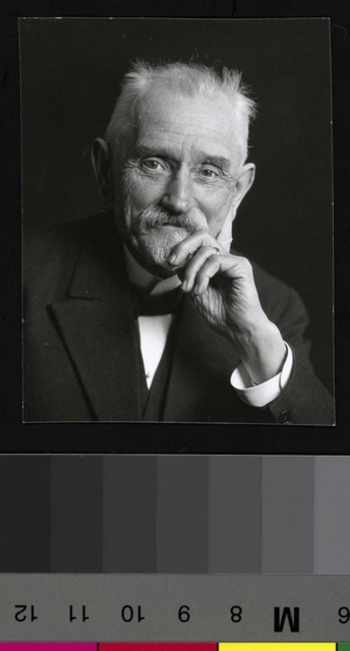 Portrait du Prof. Paul Demiéville, âgé, sa tête est tournée en direction du photographe.