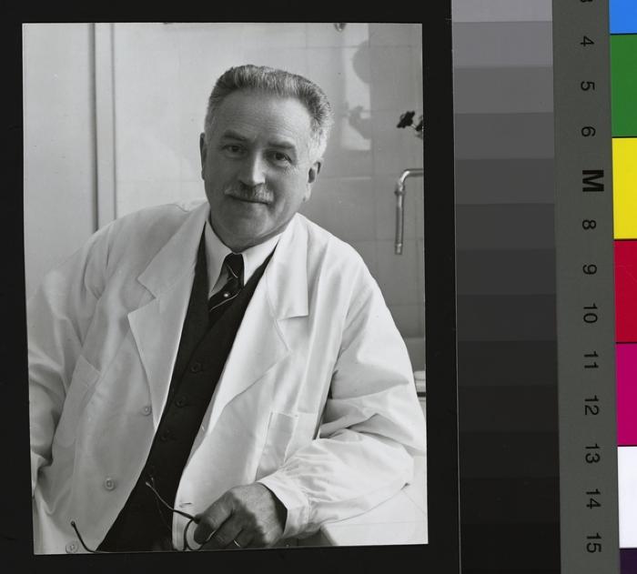 Portrait en buste du Professeur Louis Michaud.