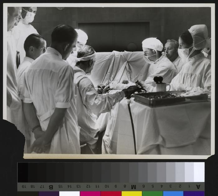 Hôpital cantonal: service de chirurgie, nouvelle salle d'opération. Le chirurgien (homme portant un bandeau) est le Dr. Decker.