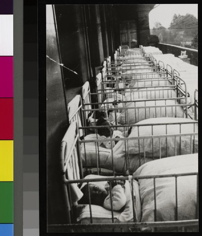 Clinique infantile: balcon des chambres avec patients.