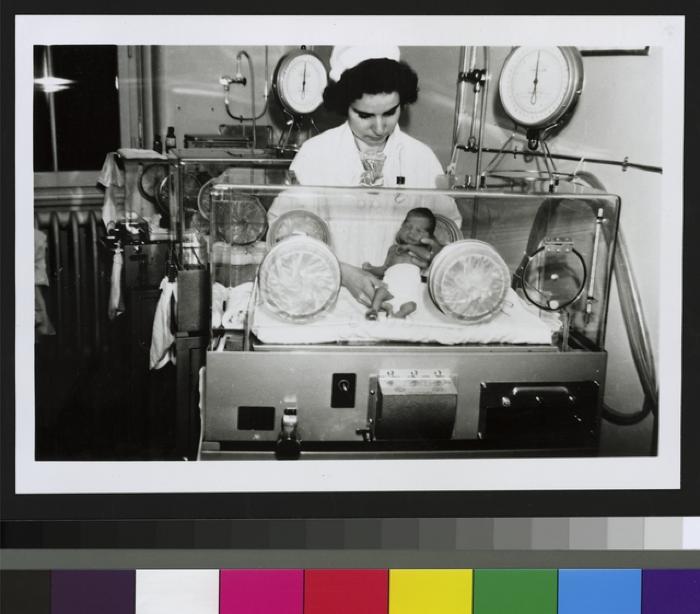 Clinique infantile: salle des couveuses.