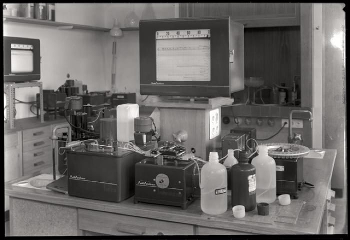 Bâtiment des laboratoires (rue du Bugnon 27): laboratoire central.
