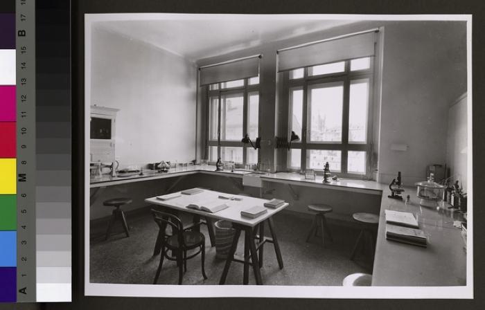 Laboratoire de recherche à l'Institut d'hygiène et de bactériologie, actuel Institut de microbiologie.