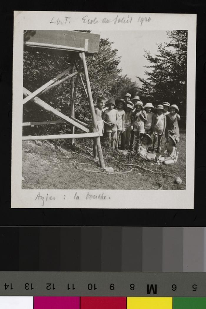 Arzier: enfants suivant l'école en plein air passant sous la douche.