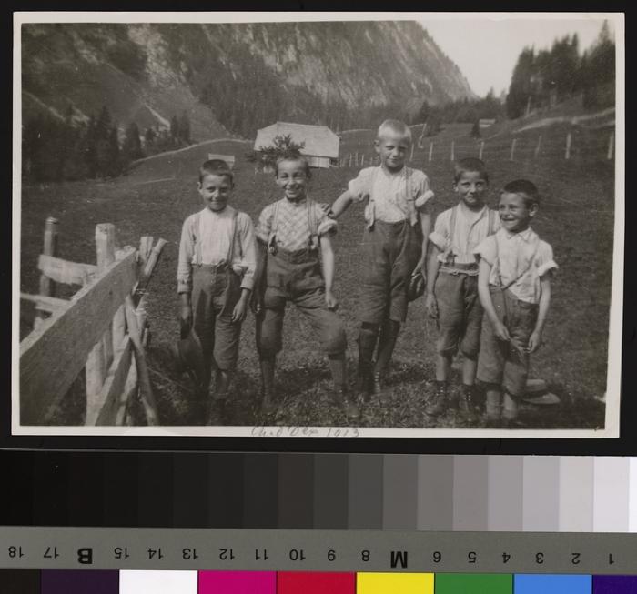 Château d'Oex: colonie de vacances, enfants posant.