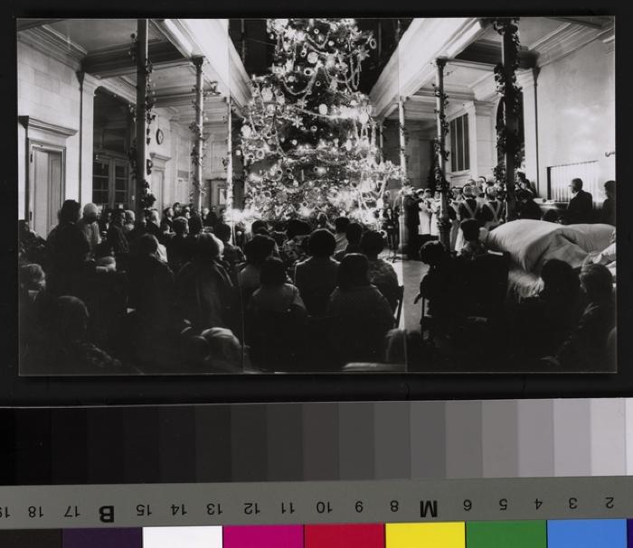 Sociabilité: fête de Noël, hall principal de l'hôpital cantonal.