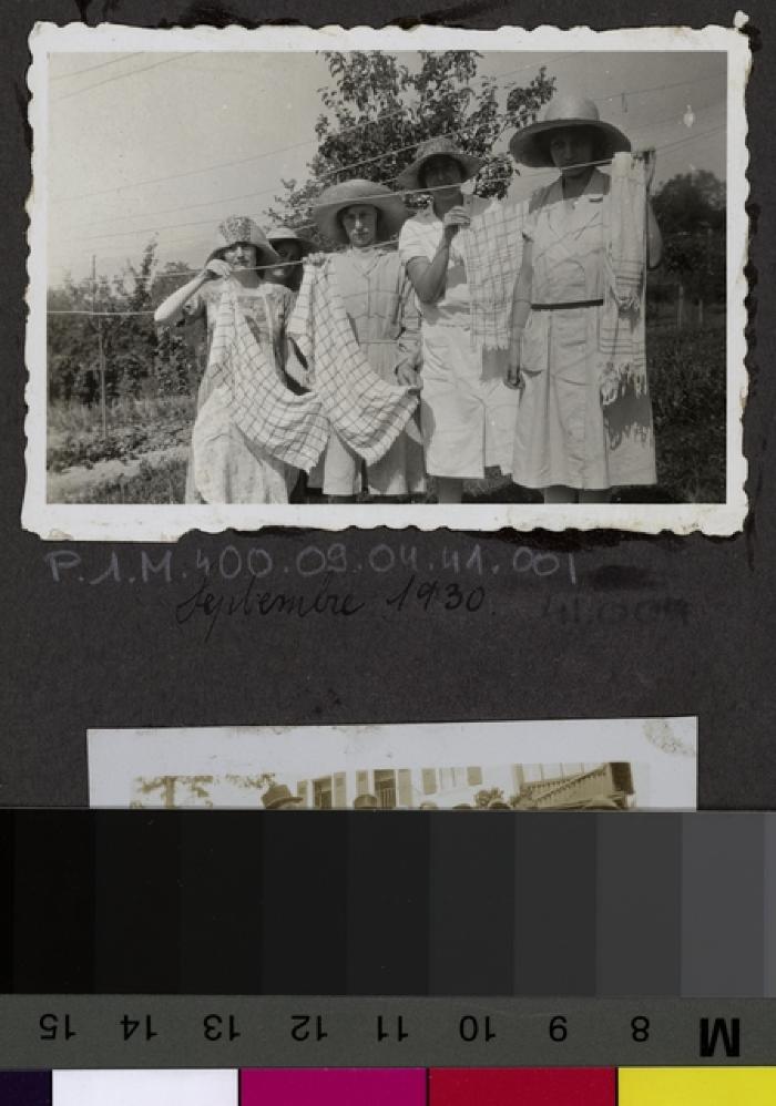 La Clairière, préventorium pour jeunes filles: pensionnaires suspendant du linge.