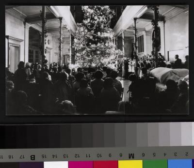Sociabilité: fête de Noël, hall principal de l'hôpital cantonal.