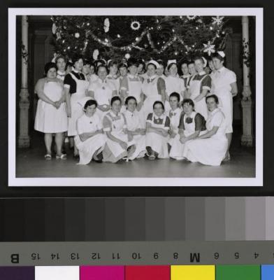 Sociabilité: fête de Noël, hall principal de l'hôpital cantonal. Personnel féminin devant le sapin.