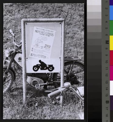 Affichage sauvage à la faculté de médecine (école de médecine Bugnon 9) contre le numerus clausus: affiche.
