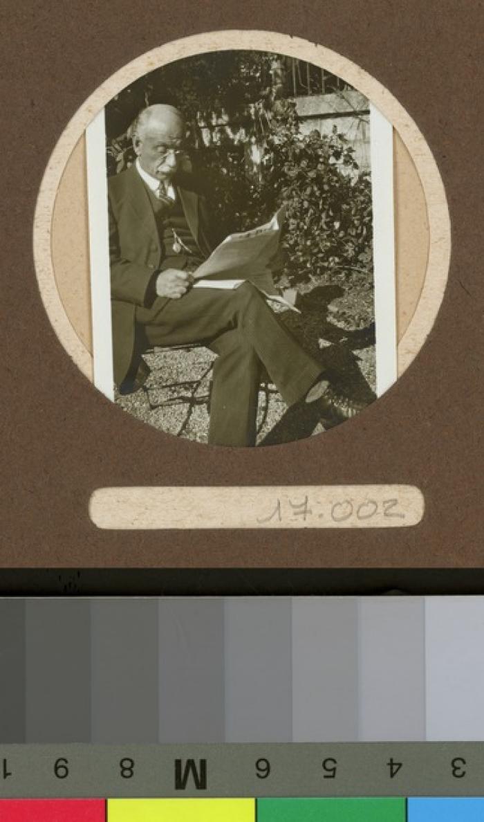 Portait d'un homme lisant son journal.