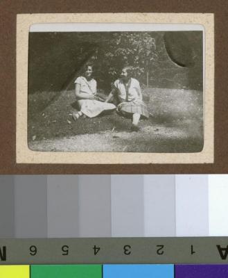 Portrait de deux jeunes filles assises au bord d'un chemin.