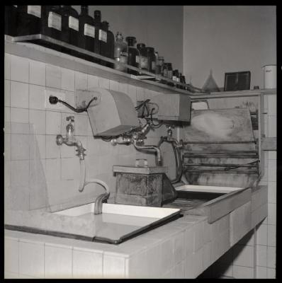 Hôpital cantonal: service de radiologie, laboratoire de photographie.