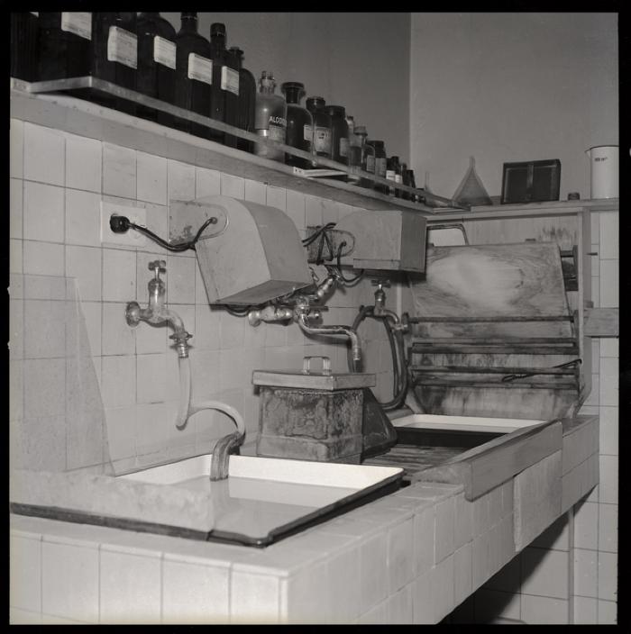 Hôpital cantonal: service de radiologie, laboratoire de photographie.