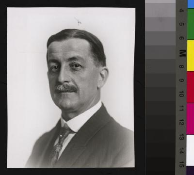 Portrait en buste du professeur Jules Taillens.