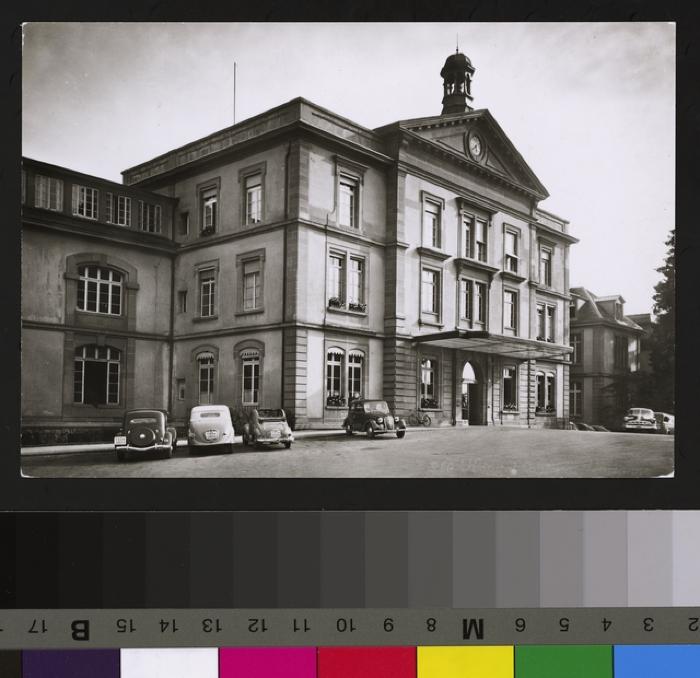 Vue de l'entrée principale de l'Hôpital cantonal (façade nord), sis au n°17.