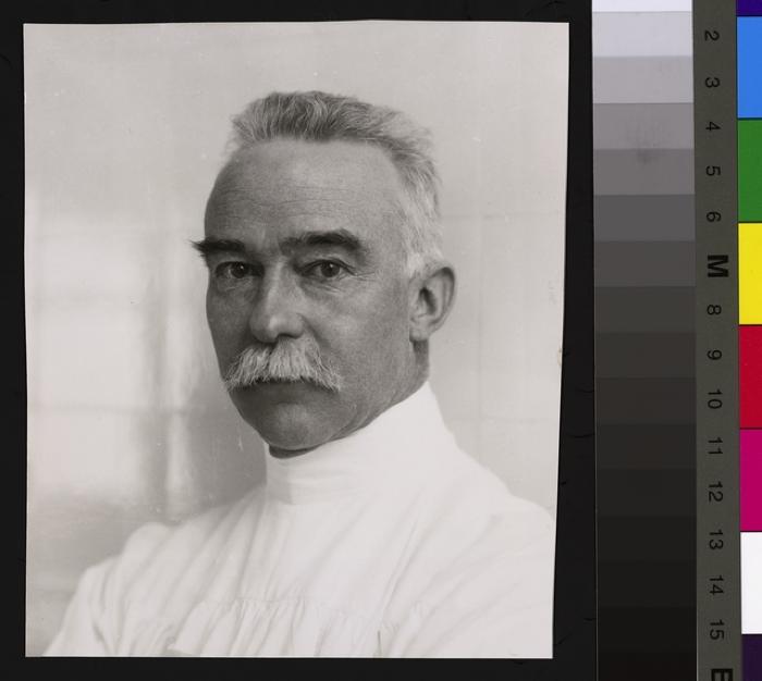 Portrait en buste du Prof. Guillaume-Auguste-Alfred Rossier avec la blouse de médecin.