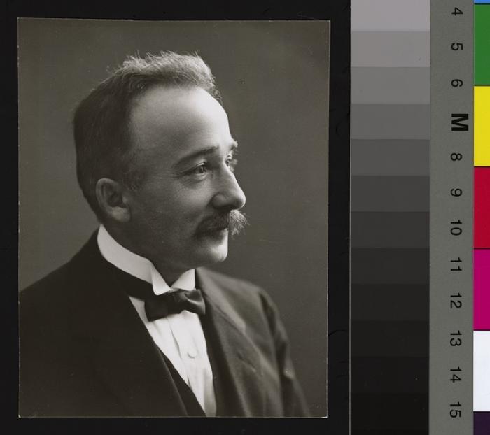 Portrait en buste du Prof. Auguste Roud.