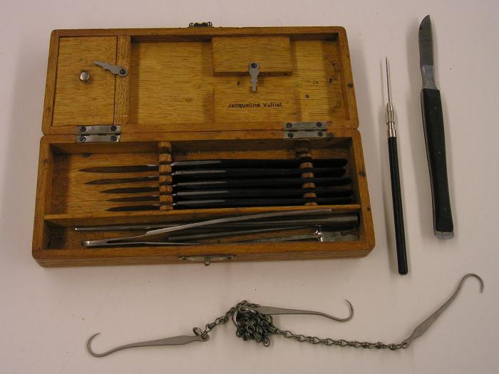 – Trousse a dissection